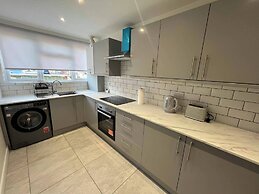 Cozy Cromwell Cottage in Croydon