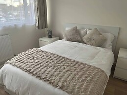 Cozy Cromwell Cottage in Croydon