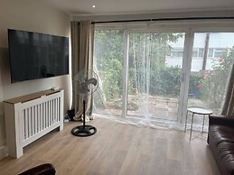 Cozy Cromwell Cottage in Croydon