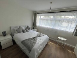 Cozy Cromwell Cottage in Croydon