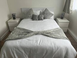 Cozy Cromwell Cottage in Croydon
