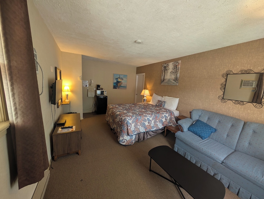 PINEWOOD INN
