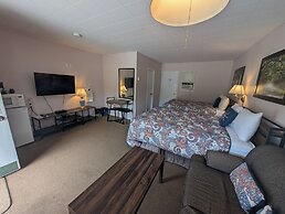 PINEWOOD INN