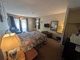 PINEWOOD INN