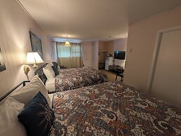 PINEWOOD INN