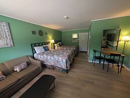 PINEWOOD INN