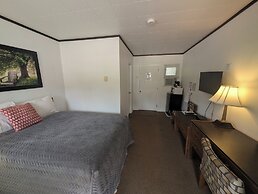 PINEWOOD INN