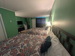PINEWOOD INN