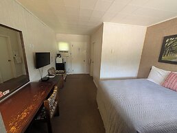 PINEWOOD INN