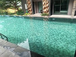 Emerald 307 - Studio With Balcony and Shared Pool