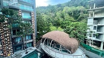 Emerald 307 - Studio With Balcony and Shared Pool
