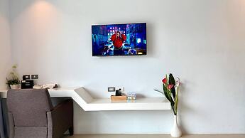 Emerald 307 - Studio With Balcony and Shared Pool