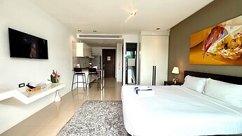 Emerald 307 - Studio With Balcony and Shared Pool