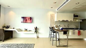 Emerald 307 - Studio With Balcony and Shared Pool