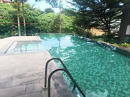 Emerald 307 - Studio With Balcony and Shared Pool