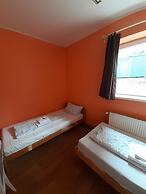 2-Rent Group Hostel Rooms&Apartments TUB19A