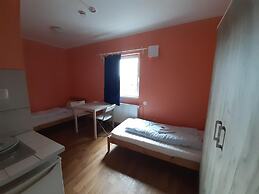 2-Rent Group Hostel Rooms&Apartments TUB19A