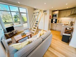 Honey Bee Cottage, Tiny House, Welshpool