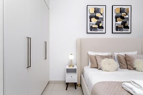 Delujo Stays – Burj Crown Collection
