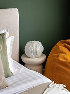 Colorful Bright 2BR on Iconic Calea Victoriei