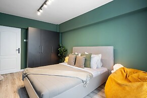 Colorful Bright 2BR on Iconic Calea Victoriei