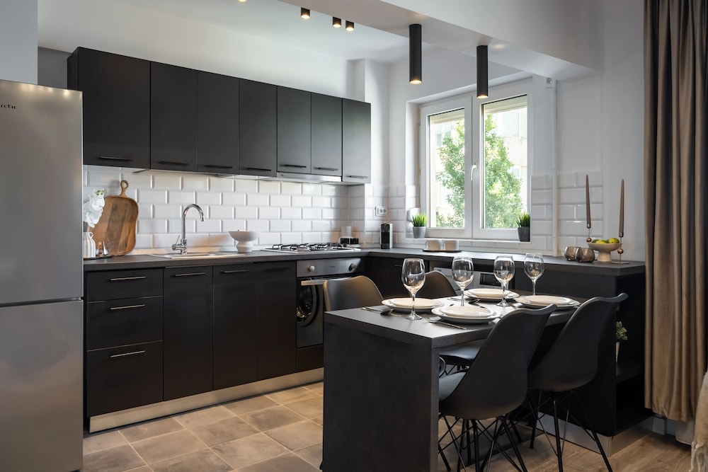 Colorful Bright 2BR on Iconic Calea Victoriei