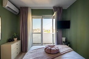 Colorful Bright 2BR on Iconic Calea Victoriei