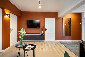 Colorful Bright 2BR on Iconic Calea Victoriei