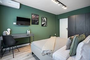 Colorful Bright 2BR on Iconic Calea Victoriei