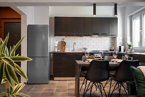 Colorful Bright 2BR on Iconic Calea Victoriei