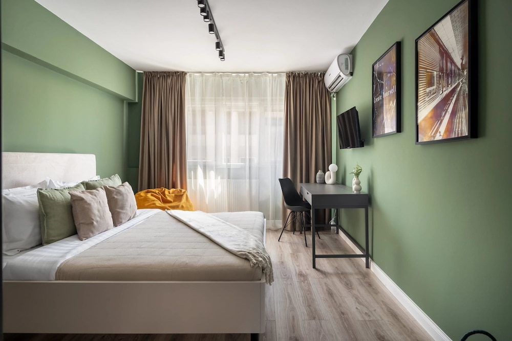 Colorful Bright 2BR on Iconic Calea Victoriei