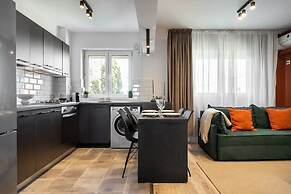 Colorful Bright 2BR on Iconic Calea Victoriei