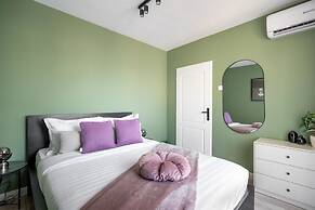 Colorful Bright 2BR on Iconic Calea Victoriei