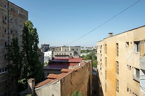 Colorful Bright 2BR on Iconic Calea Victoriei