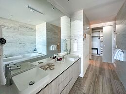 2BR Iconic Oceanfront Escape