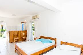 Bluewhite Studio - Mountain View by the Pool