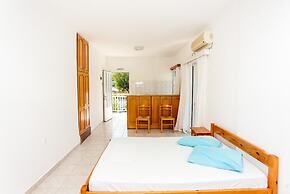 Bluewhite Studio - Mountain View by the Pool