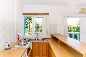 Bluewhite Studio - Mountain View by the Pool