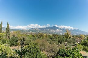 Bluewhite Studio - Mountain View by the Pool