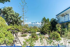 Bluewhite Studio - Garden by the Pool