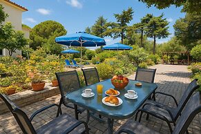 Bluewhite Studio - Garden by the Pool