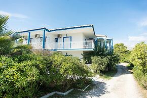 Bluewhite Studio - Garden by the Pool