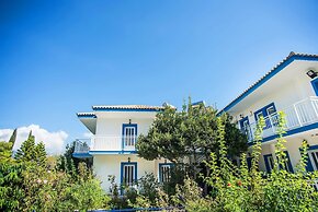 Bluewhite Studio - Garden by the Pool