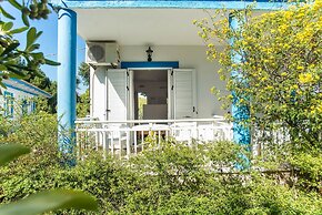 Bluewhite Studio - Garden by the Pool