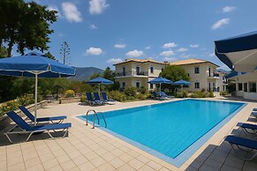 Bluewhite Studio - Garden by the Pool