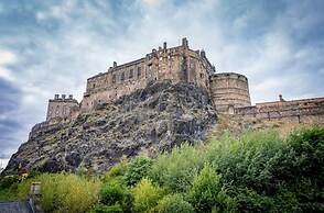 Charming Edinburgh Apartment Beside Edinburgh Castle