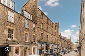 Charming Edinburgh Apartment Beside Edinburgh Castle