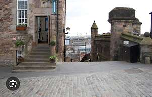 Charming Edinburgh Apartment Beside Edinburgh Castle