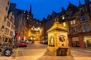 Charming Edinburgh Apartment Beside Edinburgh Castle