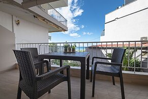 Sabbia Seafront Apartment 4 by Rentalspro